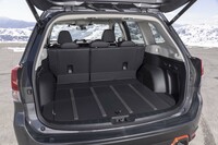 はっ水加工が施されたラゲッジフロアボードを標準装備。後席使用時でも509リッターの荷室容量があるので、スキー板やスノーボードなどをがしがし積み込める。