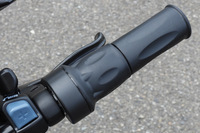 EV走行時には右ハンドルグリップの基部にあるスロットルで車速を調整するのだが、必然的に、演歌歌手よろしく小指・薬指を立ててスロットルを握る格好となり、いまいち操作がしにくかった。開発者いわく、このスロットルについては既製品を採用しているとのことで、「使いづらい」という声が多ければ他の操作方法の品に替えることもできるというが……。