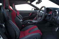 シートについては、カーボンとコア材の3層構造をシートバック全体に拡大することでホールド性を向上。カーボンシェルにコアフレーム構造を追加することで、剛性も高めている。