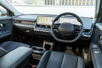 アップル社の製品を思わせる、シンプルなデザインのインテリア。クリーンかつコージーな印象を受ける。