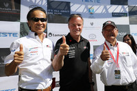 チーム代表のトミ・マキネン氏（中央）と、ガズーレーシングカンパニー プレジデントの友山茂樹氏（左）、同エグゼクティブアドバイザーの嵯峨宏英氏（右）。