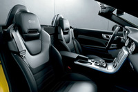 カーボンパターンのエンボス入りレザーとなるヘッドレストに、「SLC FINAL EDITION」のロゴが刺しゅうで入る「SLC43ファイナルエディション」のシート。