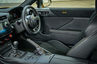 シートやステアリングホイールなどのステッチがイエローでコーディネートされる。