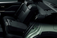 他の「クラウン クロスオーバー」にはない60：40分割可倒式リアシート（トランクスルー機構付き）を「RS“ランドスケープ”」に設定。同機能は北米仕様車などに用意されていたが、国内販売されるクラウン クロスオーバーでは初採用となる。