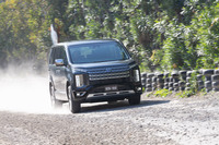 砂利道を行く「デリカD：5」。新たなフロントマスクについては三菱のスタッフも「賛否両論あることは承知しております」とのこと。