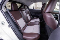 トヨタのコンパクトSUVでは初採用となる4：2：4の3分割可倒式後席バックレストを「G」グレード以上のモデルに標準装備。多彩なシートアレンジが行えるのも「ヤリス クロス」のセリングポイントである。