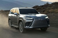 新型「LX」のサスペンション形式はフロントがハイマウントダブルウイッシュボーン式で、リアはトレーリングリンク車軸式。タフな車両でありながらオンロードでも優れたコントロール性を発揮すべく、AHC（アクティブ ハイトコントロール サスペンション）やAVS（アダプティブ バリアブル サスペンションシステム）といった最新の電子制御システムも搭載される。
	 