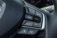 エントリーグレードながら運転支援システムは充実。自動緊急ブレーキや車線維持支援機能、誤発進抑制制御機能、渋滞追従機能付きアダプティブクルーズコントロールなどが標準装備される。