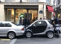 クリスマス商戦でにぎわうデパート街で。パリでの駐車場探しは昔に増して激しくなっている。バンパーにぶつけられるたびに目くじらを立てていたら、クルマに乗れない。