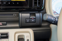 パーキングブレーキを足踏み式から電動式に変更。ブレーキホールドと合わせてスイッチはステアリングコラムの左側に備わっている。