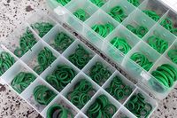 ゴムの劣化によるガス漏れを考慮し、交換用に用意された汎用のOリング。本来であれば該当するサイズのOリングだけを用意すればいいのだが、「バイパー」のエアコン用Oリングについては、なぜか調べてもサイズが分からず、純正品を注文しようにも「パイプ／ホースとのセットでしか売っていない」という非常に厄介な事態となっていたという。正直、古いクルマを維持することの面倒くささを思い知った。