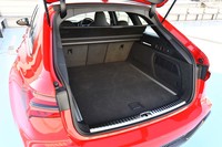 荷室の容量は5人乗車時で565リッター。スクエアな積載スペースが確保されている。