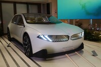 場内では、テーマごとの車両展示が行われる。この日はコンセプトカー「ノイエ クラッセ」を間近に見ることができた。