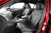 前席には電動調整式サイドサポート付きのスポーツシートを標準装備。大腿（だいたい）部を支えるサイサポートはマニュアル調整式となる。