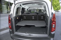 リアシート使用時の荷室容量は597リッター。デッキボードは写真の中段のほか、上段と下段にも固定できる。