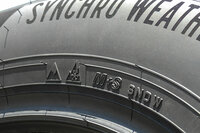 サイドウォールには、オールテレインタイヤであることを示す「M＋S（マッド・アンド・スノー）マーク」に加え、日本での“冬用タイヤ”の証である「SNOWマーク」、欧州における同様の証しである「スノーフレークマーク」、そして国際的な氷上性能テストに合格したことを示す「アイスグリップマーク」が施されている。