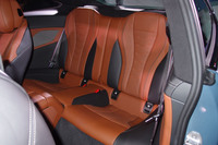 後席（写真）の定員は2人となっている。