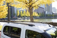 両端が細くなった特徴的な形状のルーフレールは全車に標準装備される。