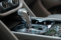 トランスミッションはZF製の8段ATを搭載。4WDシステムの駆動力配分は前40：後ろ60。