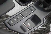 走行モードのセレクターは、センターコンソール中央に置かれる。選べるモードは「ノーマル」と「スポーツ」の2種類で、スポーツモードと併用することでドライバーの意思に忠実な走りを実現する「トラクションモード」も用意される。