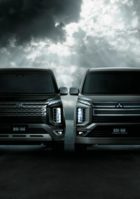 「デリカD：5」の標準車（左）と「アーバンギア」（右）。