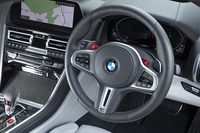 ステアリングホイールにはあらかじめ設定しておいたドライビング設定を呼び出せる「M1」「M2」スイッチが備わる。