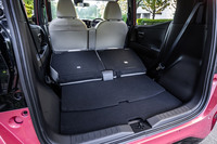 後部座席を最も前方にスライドさせ、背もたれをすべて前方に倒した様子。倒した後席背もたれと床面に多少の段差は生じるが、広々とした空間が出現する。