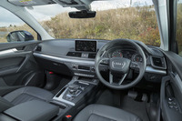 こちらは「アウディQ5」のコックピット。ドライバーを取り囲むようなデザインが与えられている。