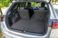 荷室の容量は455リッターで、後席の背もたれは40：20：40の3分割式。デッキボードはもっと下でも固定できる。