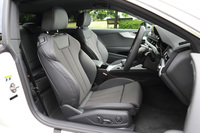 「S lineパッケージ」に含まれるクロスとレザーのコンビシート。「レザーパッケージ」を選択すると、ファインナッパレザーのシートが装備される。