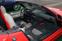 「BMWアルピナ・ロードスター」のインテリア。縦方向にスライドして開閉するドアも、このクルマの特徴。