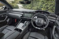 「i-Cockpit」と名付けられた運転席周辺部。小径のステアリングホイールや、それより上方に見るメーターパネルなどが特徴的。