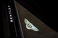 ドアを開けてまず迎えてくれるのが足元を照らしてくれるベントレーエンブレムのカーテシーライト。よその同種の装備とは一線を画すほどに高精細だが……。