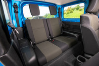 後席はベーシックな「ジムニーXG」を除き、ヘッドレスト付きの分割可倒式。やはりジムニーXGを除き、シート表皮には全車はっ水加工が施されている。
