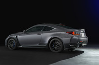 「RC F“F 10th Anniversary”」は、フロントサイドスポイラーなどにCFRP製パーツを採用している。