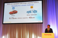 電動車の普及に関するバッテリーの重要性について説明する寺師副社長。