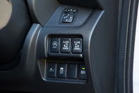 ダッシュボードの左端に備わるオートマチックハイビームのオン／オフスイッチ。