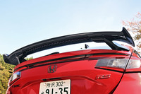 今回、その効果を体験することができた「シビック用テールゲートスポイラー（ウイングタイプ）」。（写真：ホンダアクセス）