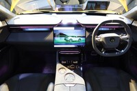 車内前方には3つの液晶画面が並ぶ。センターの画面サイズは15.1インチ。