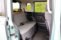 後席スライドドアは前代と同様に650mmの開口幅が確保され、最大320mmの後席スライド機構も備わる。