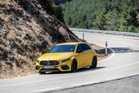 500Nmという最大トルクを発生する「A45 S」「CLA45 S」だが、その発生回転域は5000-5250rpm。より低い回転域から最大トルクを発生する他のエンジンとは異なり、高回転型のキャラクターとなっている。