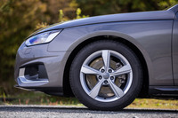 試乗車には225/50R17サイズの「ブリヂストン・トランザT005」タイヤが装着されていた。ホイールは標準装備の「5アームダイナミックデザイン」で、「35 TFSIアドバンスト」専用のアイテム。