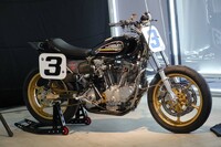 発表会の会場には、「X350」のデザインの元となる名車「XR750」も展示された。