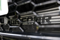 「GR-FOUR」のロゴが入るフロントグリル内のインタークーラー。試乗車には7万7000円の有償オプションとなるサブラジエーターが装着されていた。