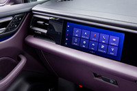 助手席前方のダッシュボードに組み込まれた10.9インチのパッセンジャーディスプレイは、21万4000円の有償オプションアイテム。安全上の理由もあり、走行中はドライバーから画面内容が見えないように設計されている。