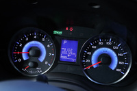 メーターのデザインはベース車と共通。ハイブリッド車だがパワーフローメータはなく、エンジン回転計が装備されている。