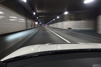 
	首都高の都心環状線を行く「シビック タイプR」。ドライビングモードを「コンフォート」から「スポーツ」へ、そして「＋R]モードに変更すると足まわりはどんどんハードになるが、じゃじゃ馬感は全然ない。その完成度の高さには舌を巻く。
	