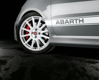 「アバルト595／595Cエッセエッセ」発売　往年の名車の名を冠した限定車の画像