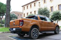 シエナ外国人大学本部前にたたずむ冒頭の「フォード・レンジャー ワイルドトラック」。メリットを享受できる人にとって、ピックアップは無視するには惜しい選択肢だ。