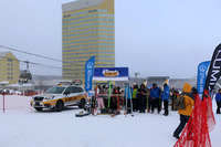 安比高原・セントラルクワッドの脇に設けられた、ゲレンデタクシーの発着所。大勢のスキーヤーが乗車待ちをしている。